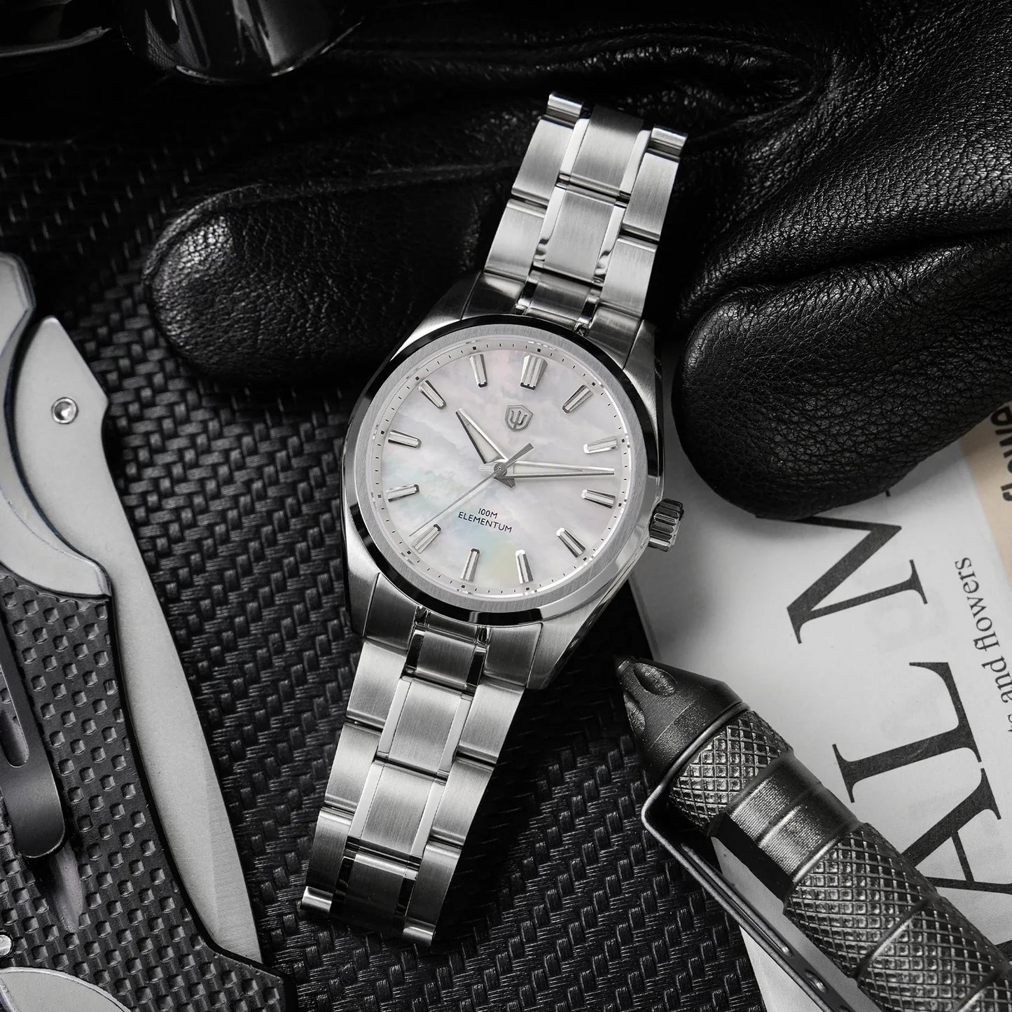 Watchdives WD0003C dial under low light reveals super-luminova treatment applied with Swiss precision to indices and handset