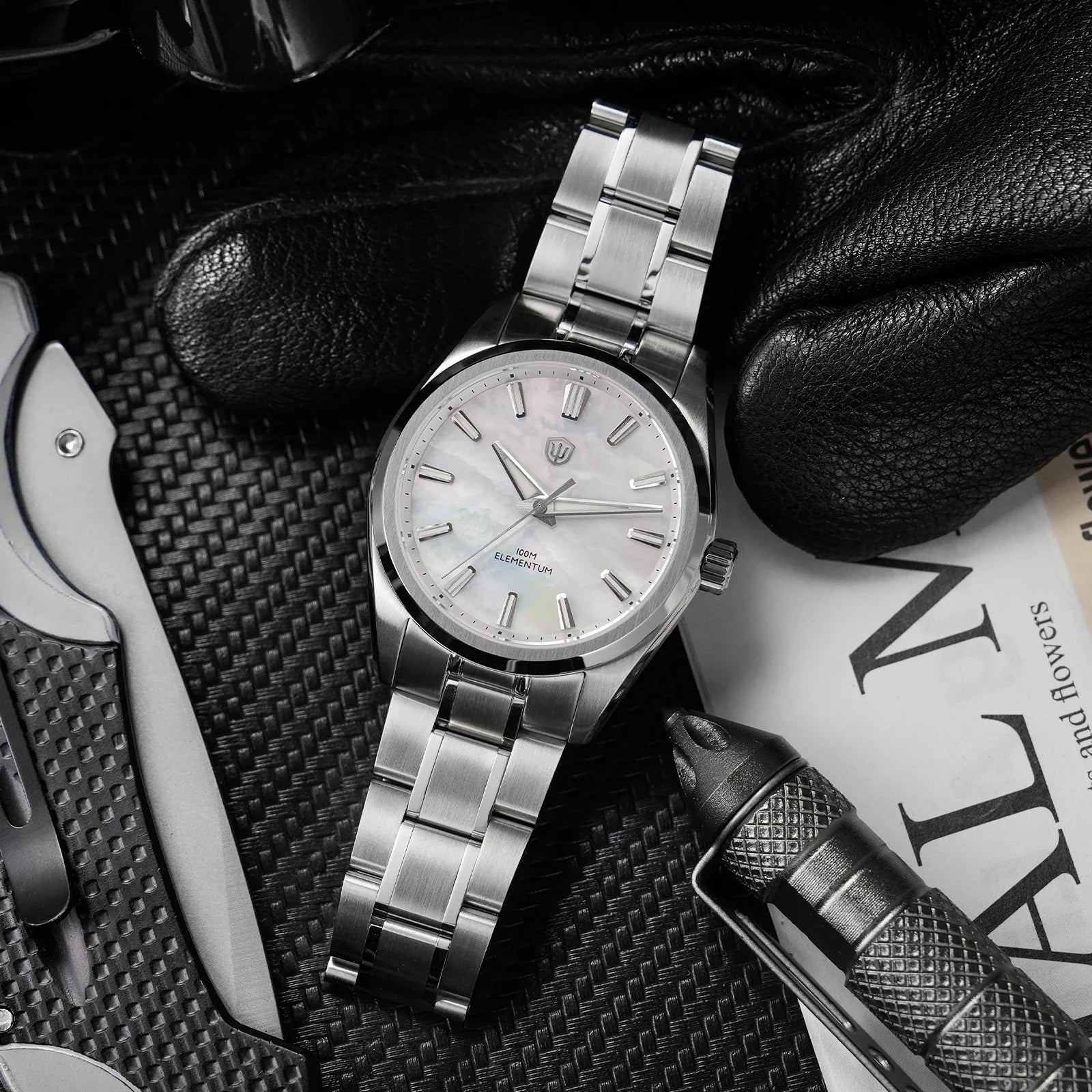 Watchdives WD0003C dial under low light reveals super-luminova treatment applied with Swiss precision to indices and handset