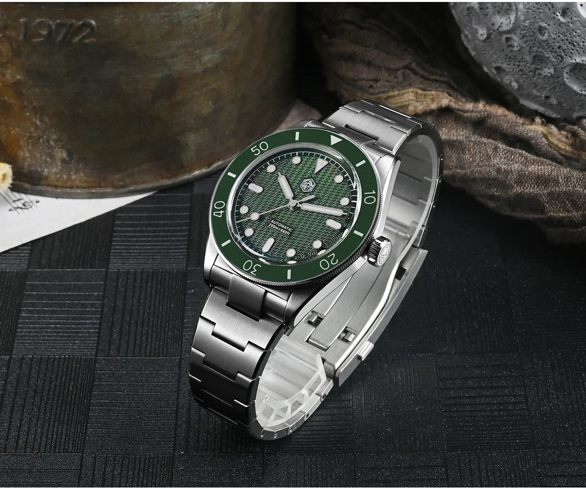 Brushed case back and Y-link bracelet with chamfered edges on the San Martin SN0151-GL automatic diver