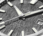 Round case design of the Cronos L6037 diver watch featuring Arabic numerals and 10 bar water resistance capability