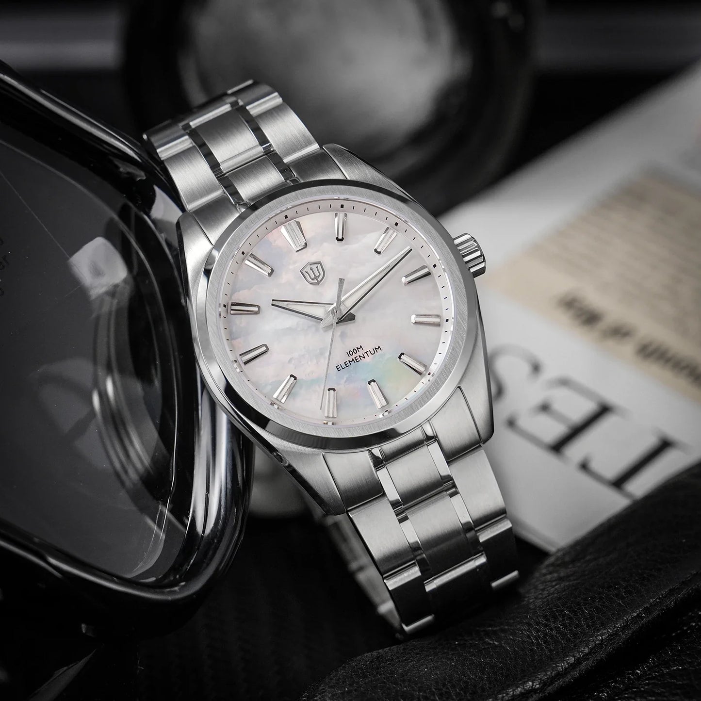 Bezel detail on WD0003C shows brushed and polished lines contrasting against 38mm stainless case, fixed bezel design for simplicity
